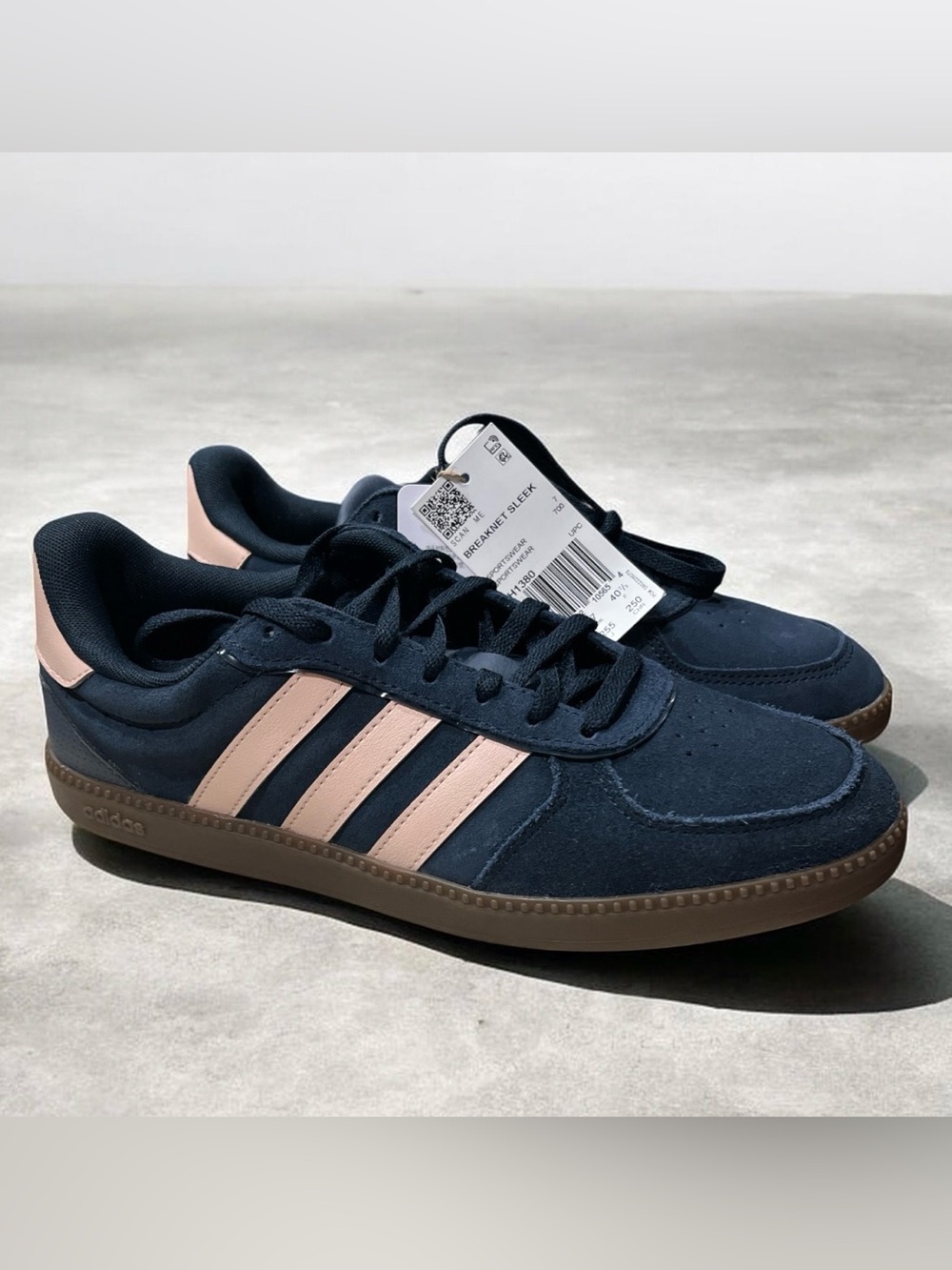 Adidas Breaknet Sleek shoes in dark navy blue/Pink. Women’s 7